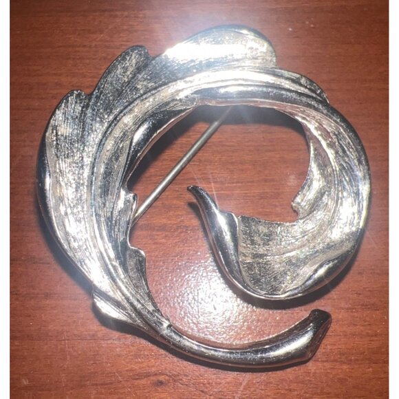 Vintage Pin Brooch MONET Circular Leaf Satin White Gold Plated 1.5" - Picture 2 of 4